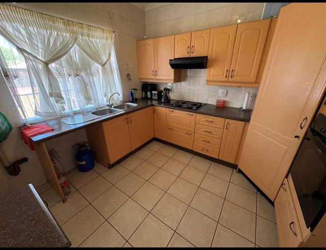 2 BEDROOM TOWNHOUSE FOR SALE IN EDLEEN